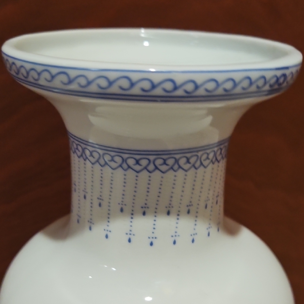 Elegant Ceramic Vase with Asian Motif - Picture 3 of 7